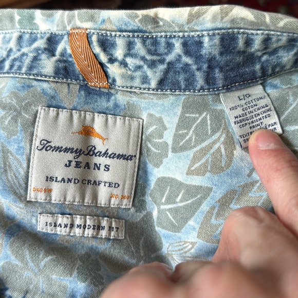 Tommy Bahama Jeans distressed Hawaiian button-down shirt - Picture 6 of 6